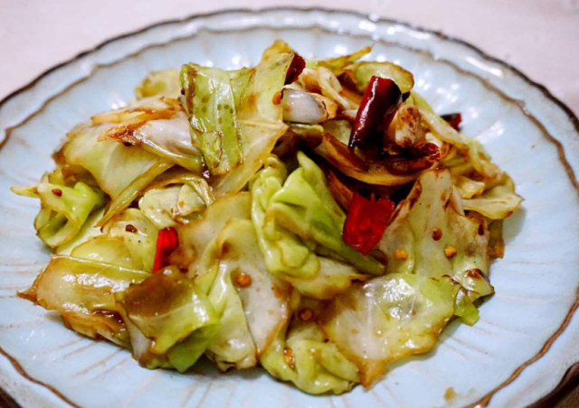 Only salt and oil are used to stir-fry cabbage? No, these two seasonings are very important